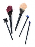 Набор косметических кистей Mary Kay® Mary Kay® Brush Collection В коллекцию косметических кистей Mary Kay® входят пять высококачественных кистей, которые позволяют быстро, аккуратно и легко нанести идеальный макияж. 