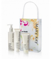 Система по уходу за кожей рук Satin Hands® (без запаха) Fragrance-Free Satin Hands Pampering Set Кожа ваших рук сухая и грубоватая? Выполните всего лишь три простых этапа с системой по уходу за кожей рук Satin Hands®: смягчение, очищение и увлажнение – и результат не заставит себя долго ждать. Смягчающее средство для рук (60 g) насытит кожу питательными веществами, восстановит уровень увлажненности и защитит ее, скраб для рук (220 g) очистит и отшелушит кожу, крем для рук (85 g) увлажнит ее на 24 часа. Обеспечьте своим рукам быстрый и эффективный уход, который, подобно спа-процедурам, надолго подарит ощущение нежного шелка. 