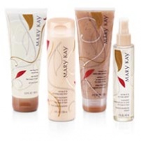 Коллекция «Красный чай и инжир» Mary Kay® Body Care Collection: Red Tea & Fig Гель для душа с люфой Mary Kay® Loofah Body Cleanser: Red Tea & Fig, 226 g Новый гель для душа не только очищает и освежает кожу — в его состав входят способствующие обновлению кожи растительные эксфолианты: волокна натуральной люфы, мелко растертый орех макадамия, зернышки малины и киви. Гель позволяет одновременно очистить кожу и удалить ороговевшие клетки, с минимумом усилий, сэкономив время. 