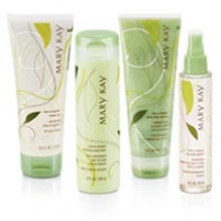 Коллекция «Лотос и бамбук» Mary Kay® Body Care Collection: Lotus & Bamboo Гель для душа с люфой Mary Kay® Loofah Body Cleanser: Lotus & Bamboo, 226 g Гель идеально подходит для ежедневного применения, поскольку содержит ряд ухаживающих за кожей и отшелушивающих ороговевшие клетки ингредиентов, таких как волокна натуральной люфы, богатый минеральными веществами порошок бамбуковых стеблей и зернышки киви, которые освежают кожу и наполняют ее жизненной энергией. Вы предпочитаете мягкое очищение кожи? Любите душистую пену и ощущение нежности и гладкости кожи после душа? Гель из коллекций «Лотос и бамбук» предоставит вам все эти преимущества, а приятный аромат останется с вами даже после того, как вы выйдете из ванной. Так просто — и так приятно! Питательный лосьон для тела Mary Kay® Nourishing Body Lotion: Lotus & Bamboo, 236 ml Лосьон, обогащенный антиоксидантом — витамином Е и кондиционирующим маслом подсолнечника, бережно ухаживает за кожей тела, увлажняя и питая ее. В его состав входят растительные экстракты пассифлоры и голубого лотоса, благодаря которым лосьон освежает кожу и делает ее мягкой и гладкой. Деоколон для тела Mary Kay® Deo Body Spritzer: Lotus & Bamboo, 147 ml Деоколон для тела совмещает функции парфюмерной воды и дезодоранта. Деоколон «Лотос и бамбук» имеет свежий бодрящий аромат, а в его состав входят инновационный нейтрализующий комплекс, «запирающий» запах пота, а также богатые антиоксидантами растительные экстракты голубого лотоса и пассифлоры. 
